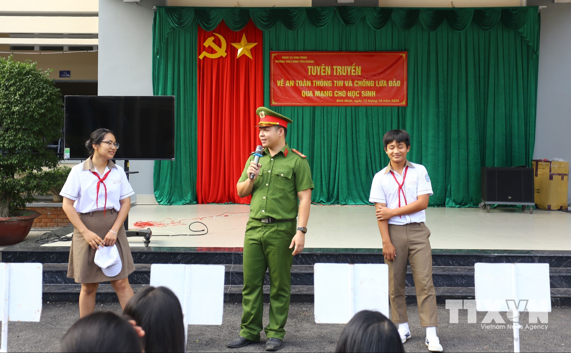 Học sinh trên địa bàn tỉnh Đồng Nai tham gia buổi thông tin tuyên truyền của cán bộ Công an về an toàn thông tin mạng. (Ảnh: Lê Xuân/TTXVN)
